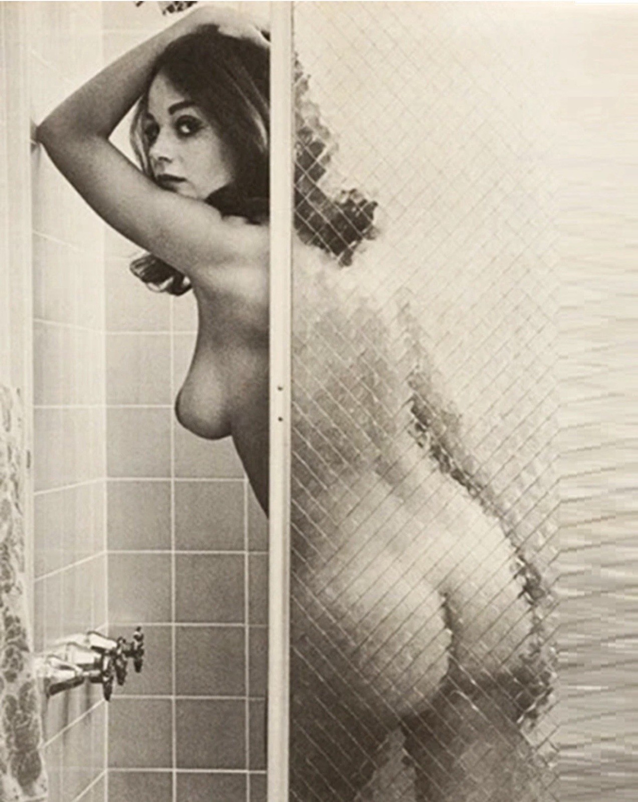 LANA WOOD ACTRESS CELEB BATHROOM 8