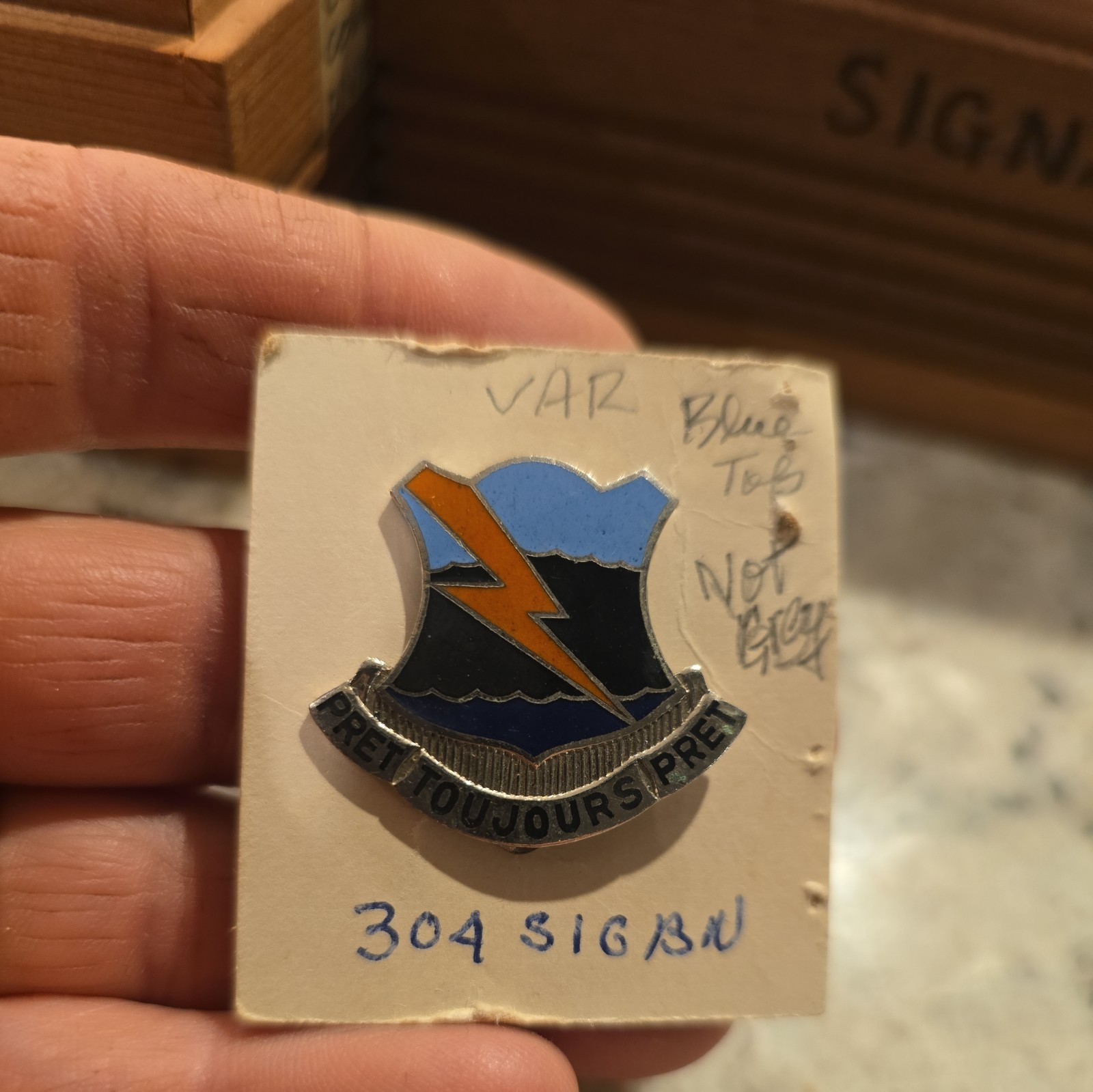 US UNITED STATES 304TH SIGNAL BATTALION INSIGNIA PRET TOUJOURS PRET PIN (4)