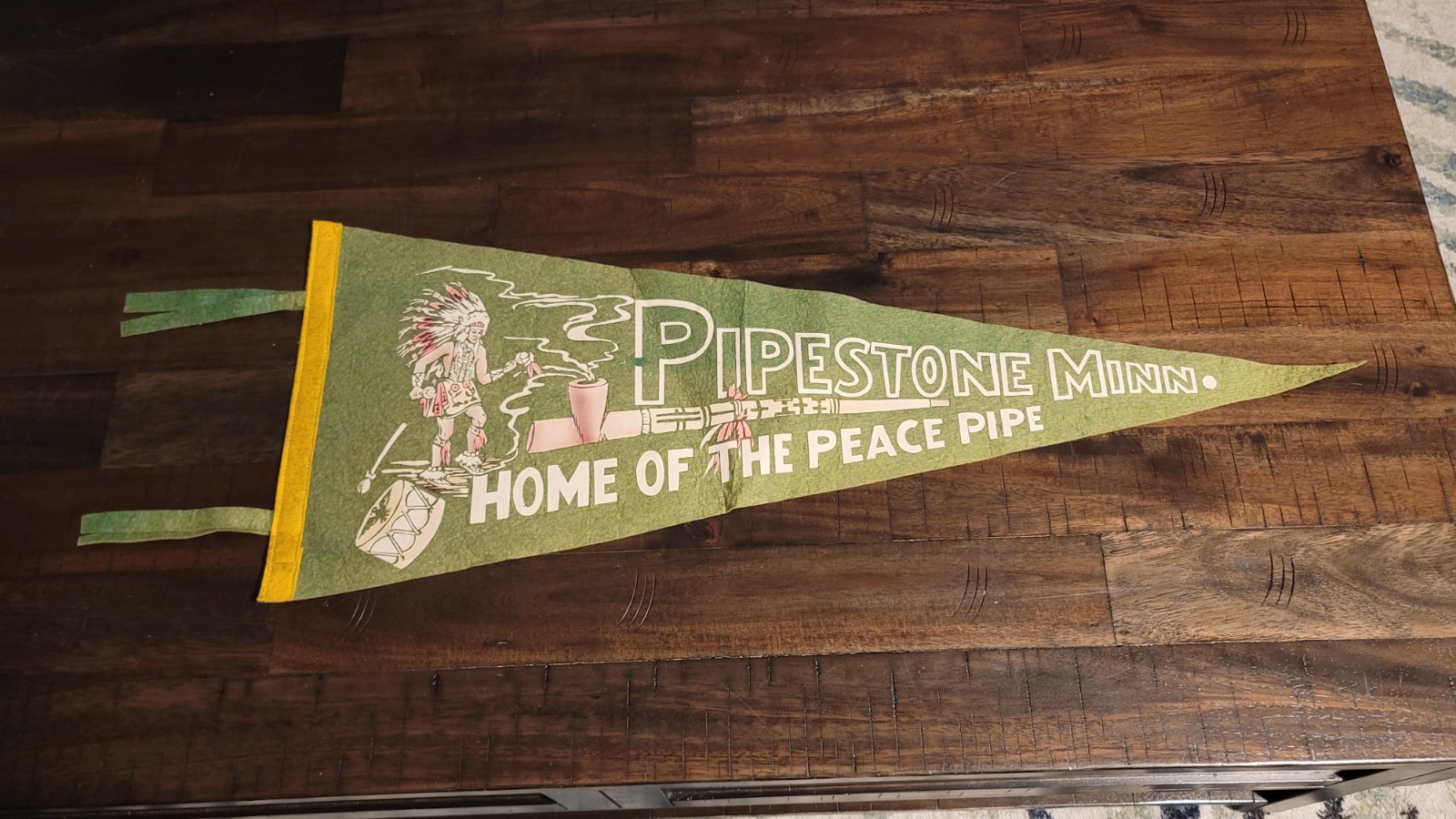 UNIQUE VINTAGE  PIPESTONE MINNESOTA FELT PENNANT - GOOD COND - GREAT GRAPHICS