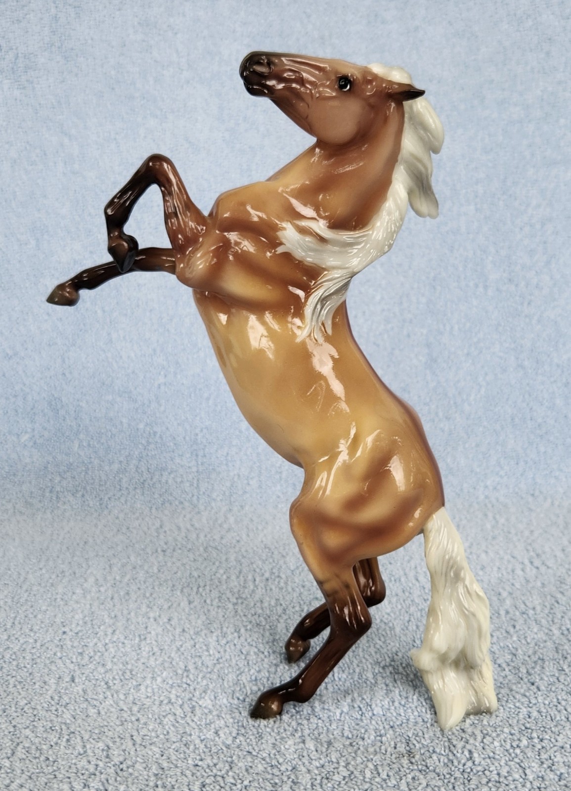Breyer 2020 Web SR Classic Rearing Mustang Glossy Dunalino 