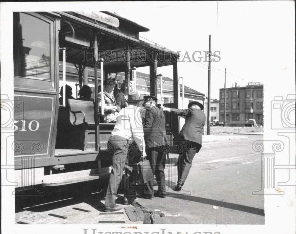 1944 Press Photo San Francisco, Calif. cable car at turntable and men help out 1944 Press Photo San Francisco, Calif. cable car at turntable and men help out