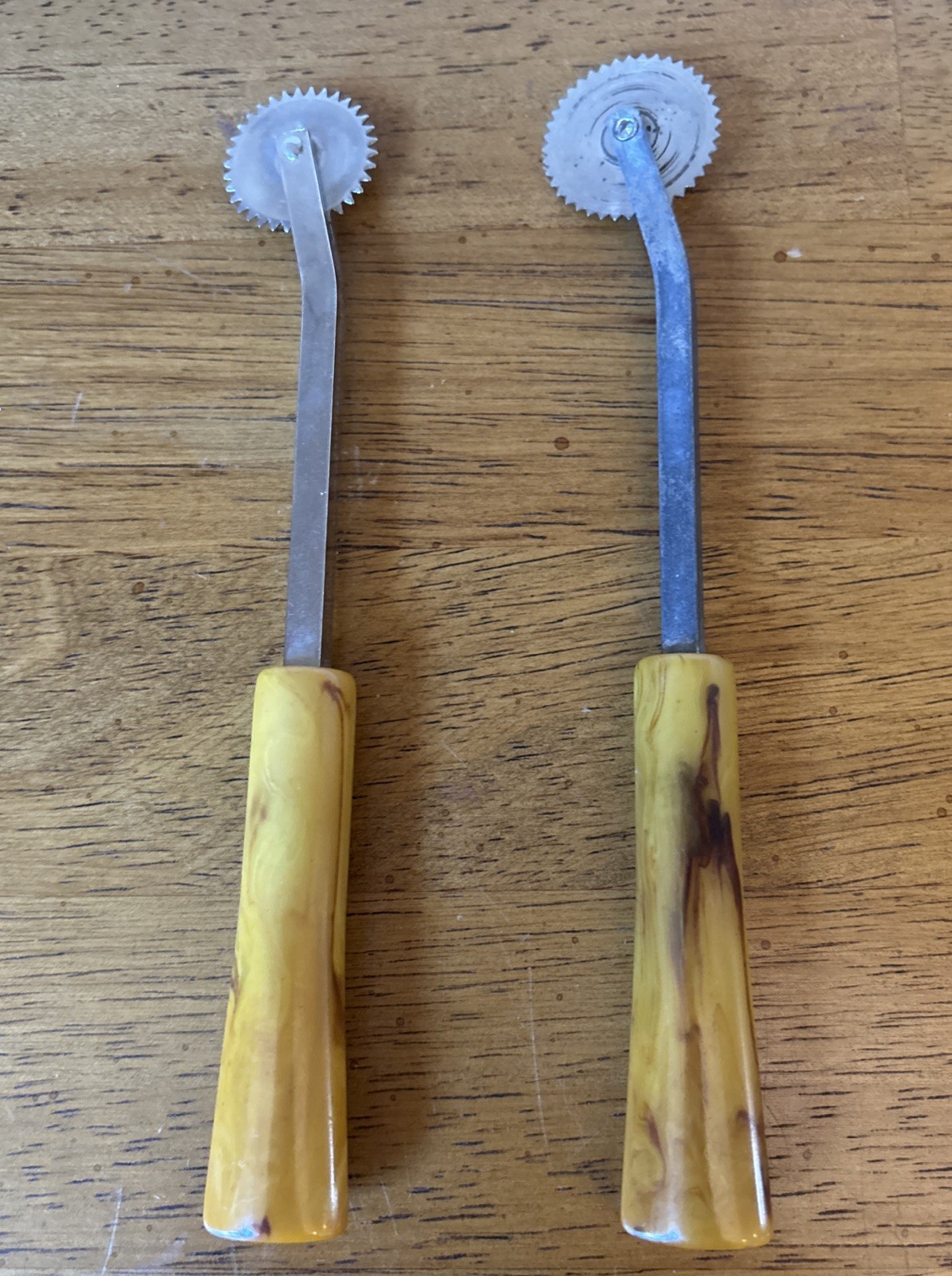 VTG Dritz Tracing Wheel Lot-2 Marbled Butterscotch Bakelite Handle Sewing Tools