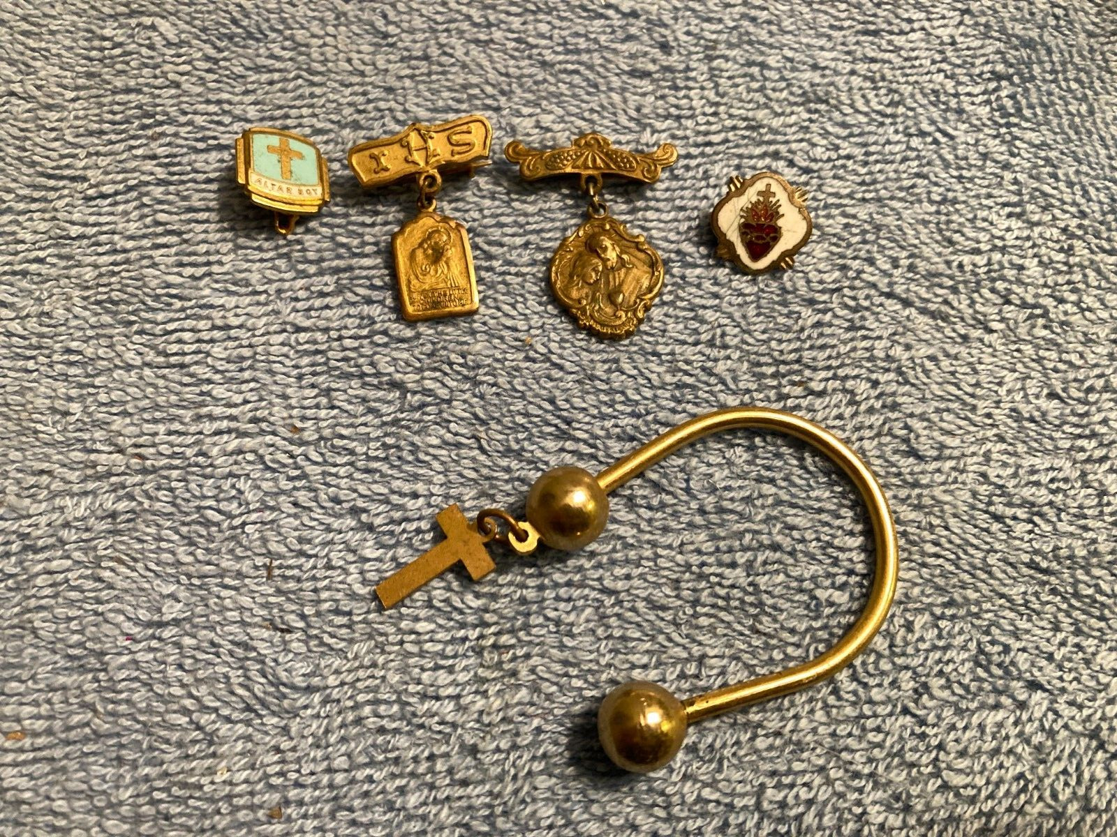 VINTAGE CATHOLIC RELIGIOUS MEDALS & PINS FIRST HOLY COMMUNION SACRED HEART ALTAR
