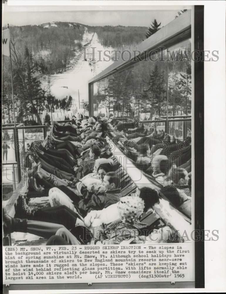 1965 Press Photo Skiers behind reflecting glass partition at Mt. Snow, Vermont