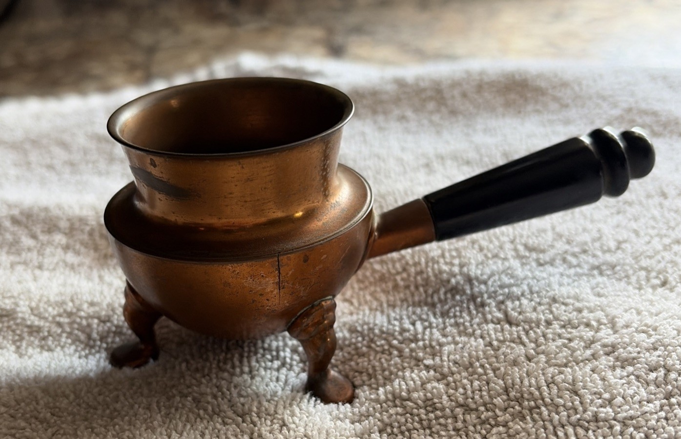 VINTAGE ASR BRASS RHODIUM FINISH KETTLE FOOTED ASHTRAY WITH HANDLE