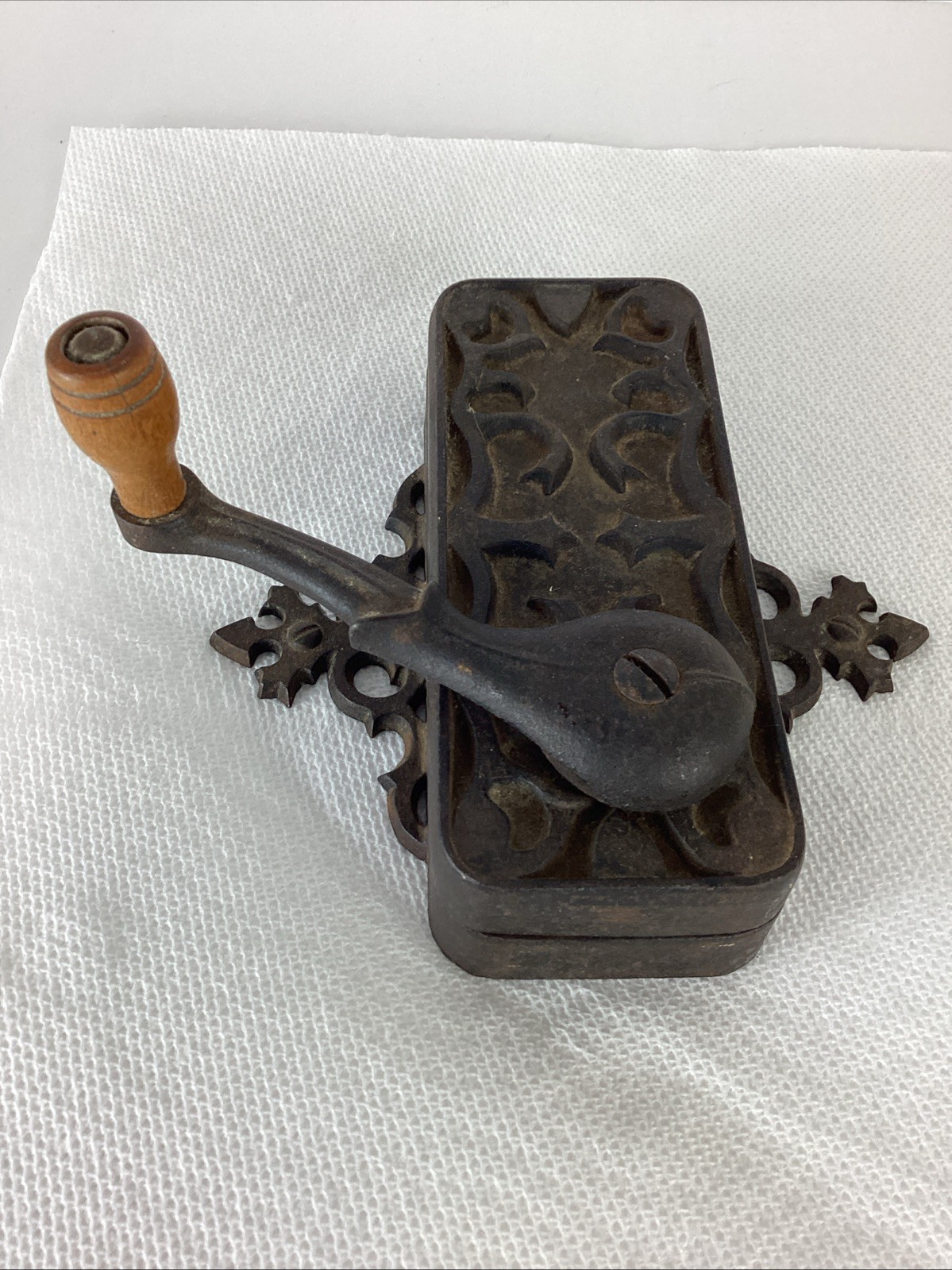 Universal DAZEY Americana Wall Mount Manual can opener Cast Iron U.S.A.