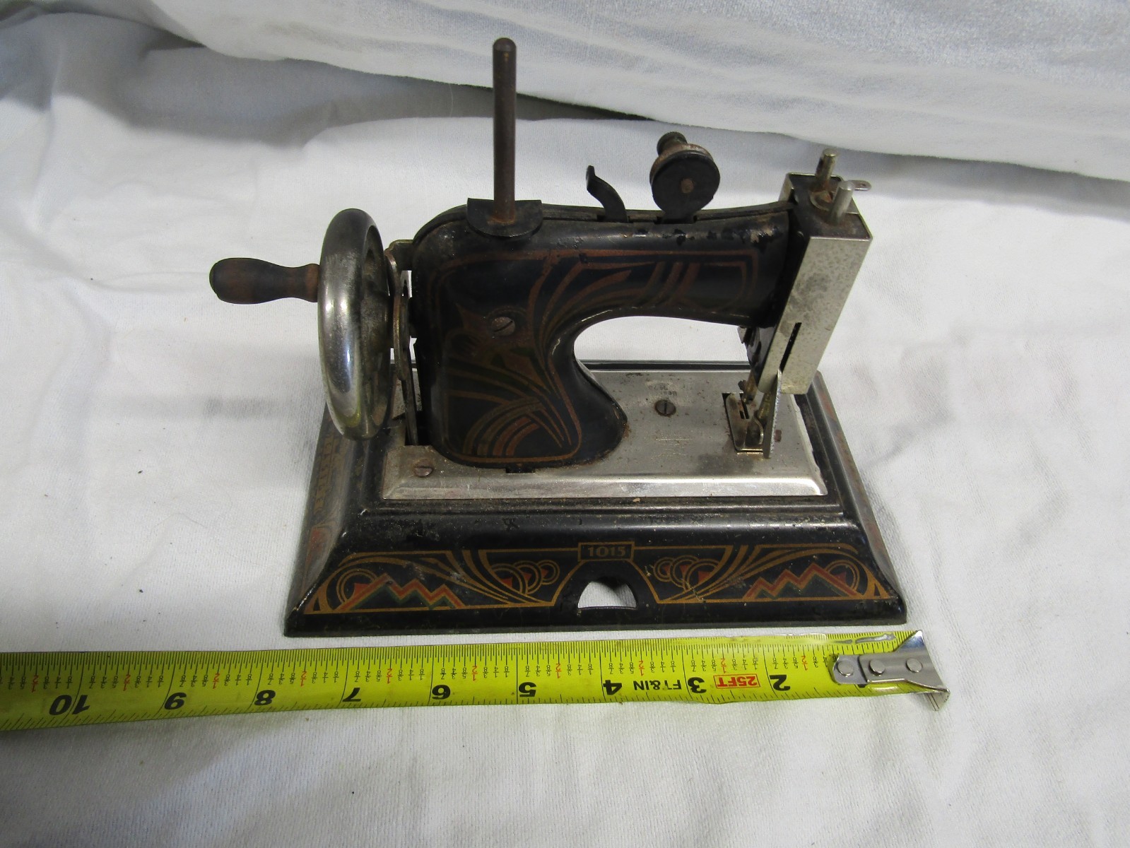 Casige 1015 Hand Crank Sewing Machine Black/Gold Floral Decals Vintage SEW