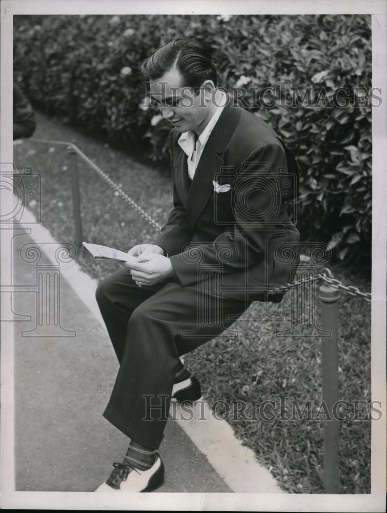 1938 Press Photo Boxer Barney Ross attends racing in Hialeah Park, FL 1938 Press Photo Boxer Barney Ross attends racing in Hialeah Park, FL
