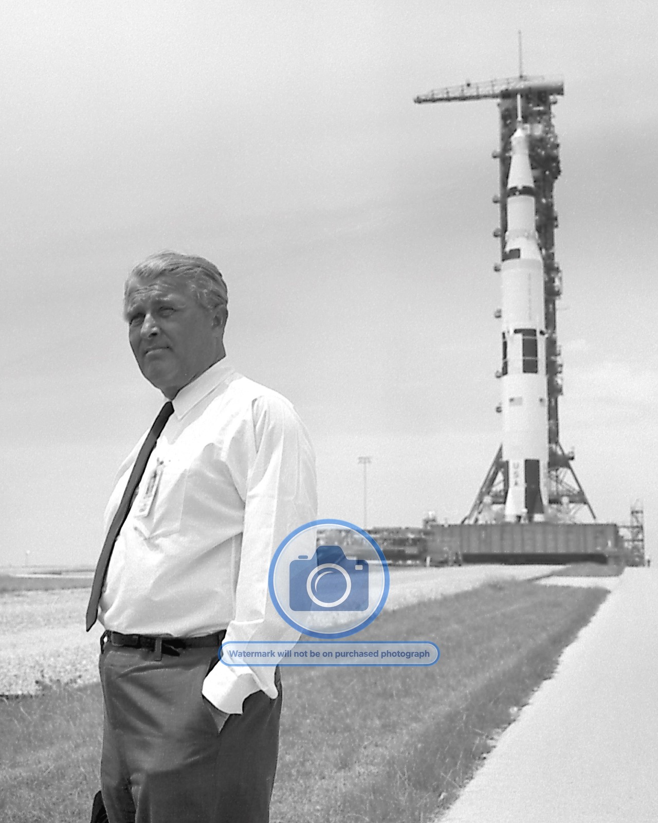 WERNHER VON BRAUN IN FRONT OF THE APOLLO 11 SATURN V 8X10 NASA PHOTO REPRINT