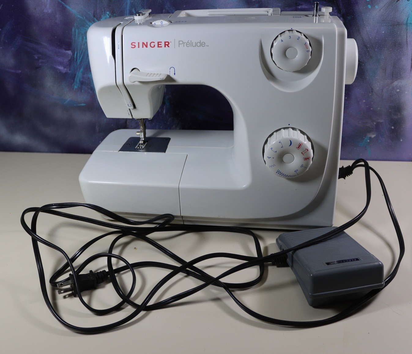 SINGER 8280 Prelude Sewing Machine (Excellent Condition) WITH PEDAL SINGER 8280 Prelude Sewing Machine (Excellent Condition) WITH PEDAL