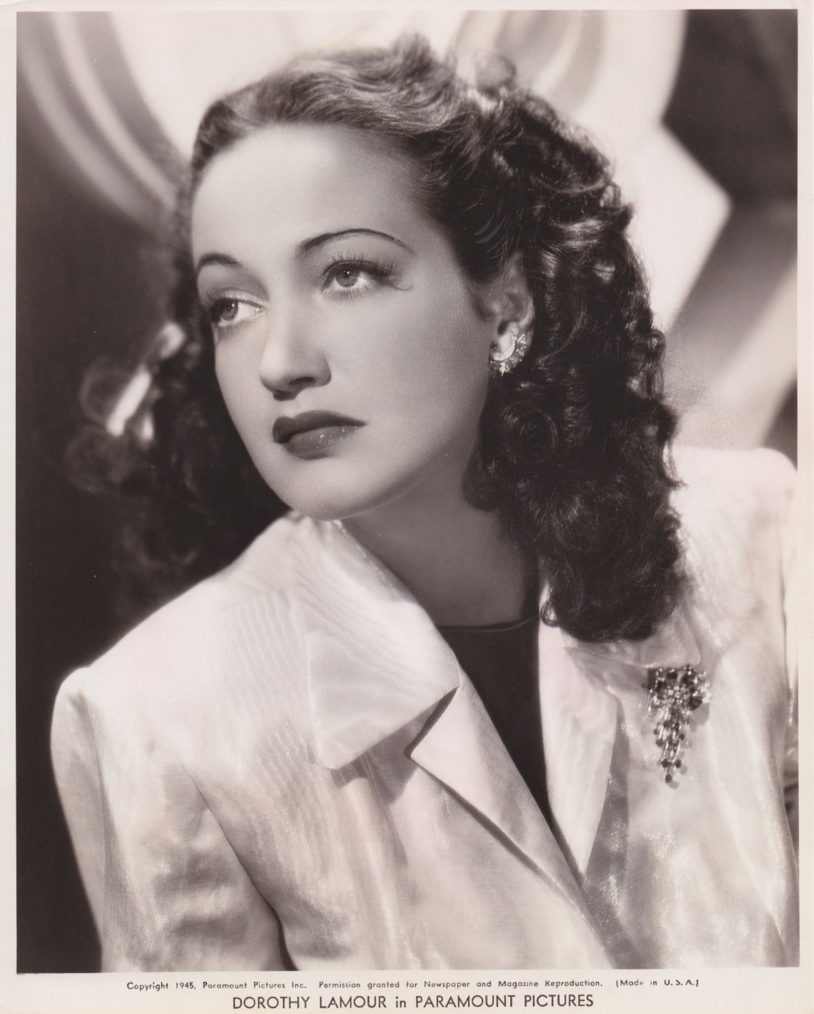 1945 Press Photo Actress Dorothy Lamour poses for Paramount Pictures