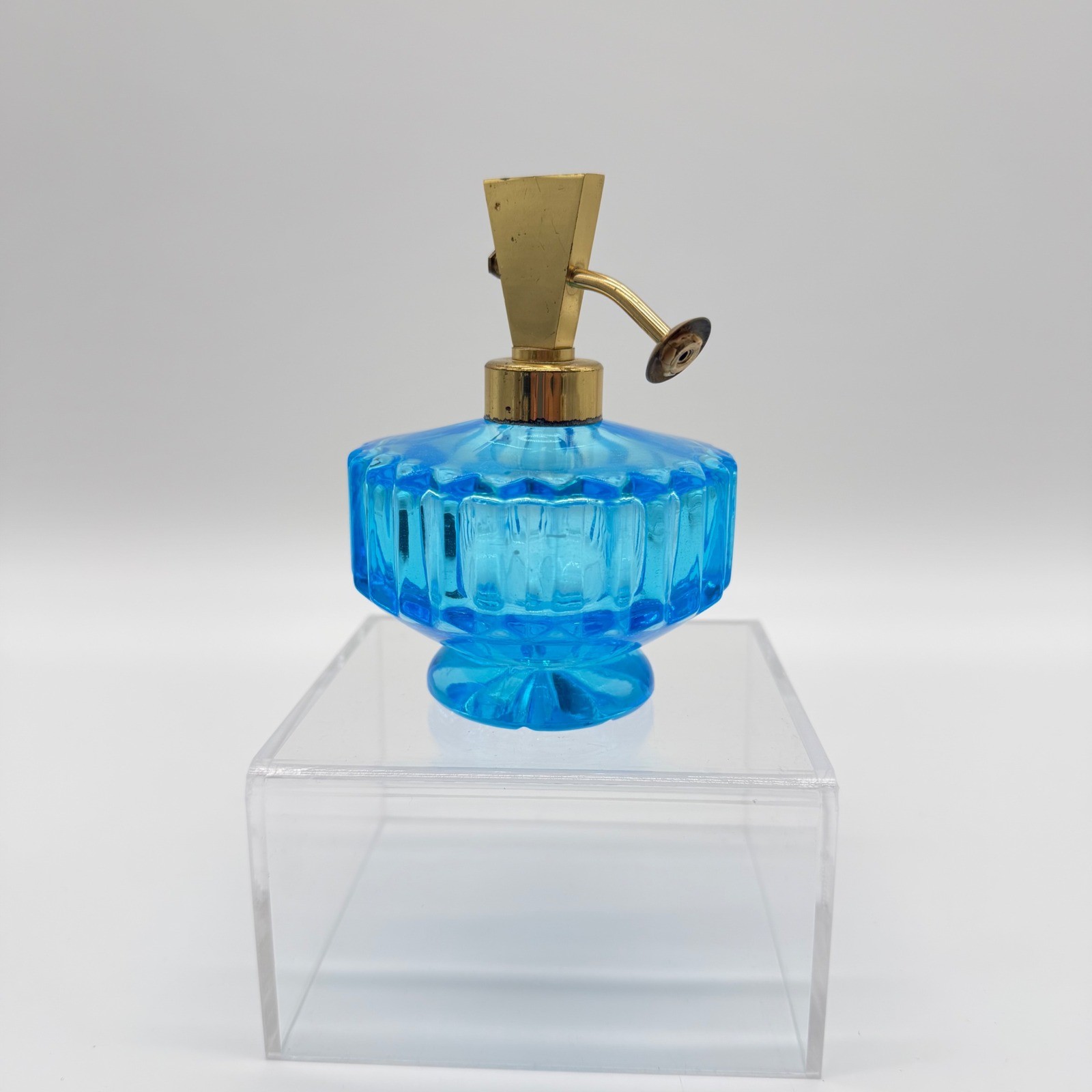 Vintage Blue Art Glass Perfume Bottle Gold Tone Atomizer Ribbed Faceted Vanity Vintage Blue Art Glass Perfume Bottle Gold Tone Atomizer Ribbed Faceted Vanity
