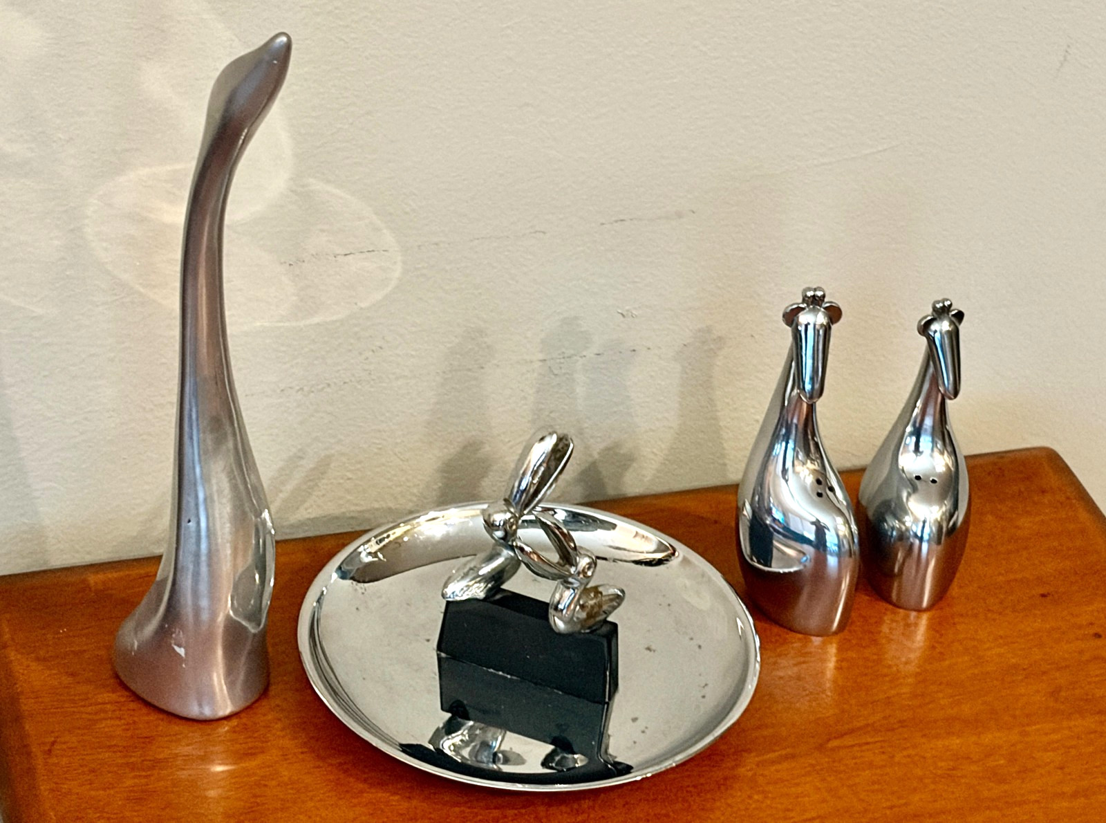 ANIMAL METALWARE LOT: NAMBE GIRAFFE S&P SHAKERS, HOSELTON GOOSE &PELICAN ASHTRAY ANIMAL METALWARE LOT: NAMBE GIRAFFE S&P SHAKERS, HOSELTON GOOSE &PELICAN ASHTRAY