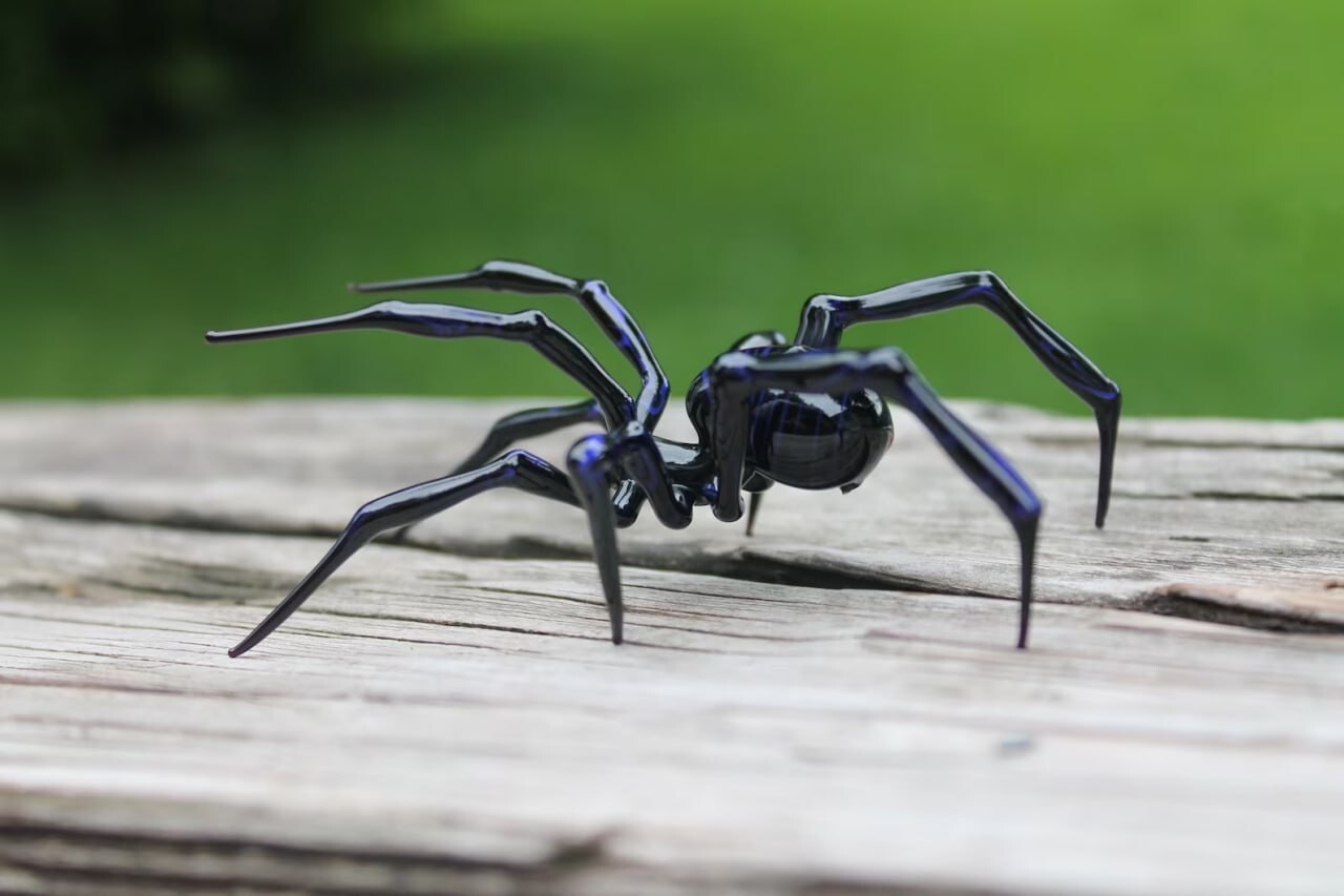 Art Glass Spider Figurine, Blown Glass Spider, Spider halloween, Handblown glass