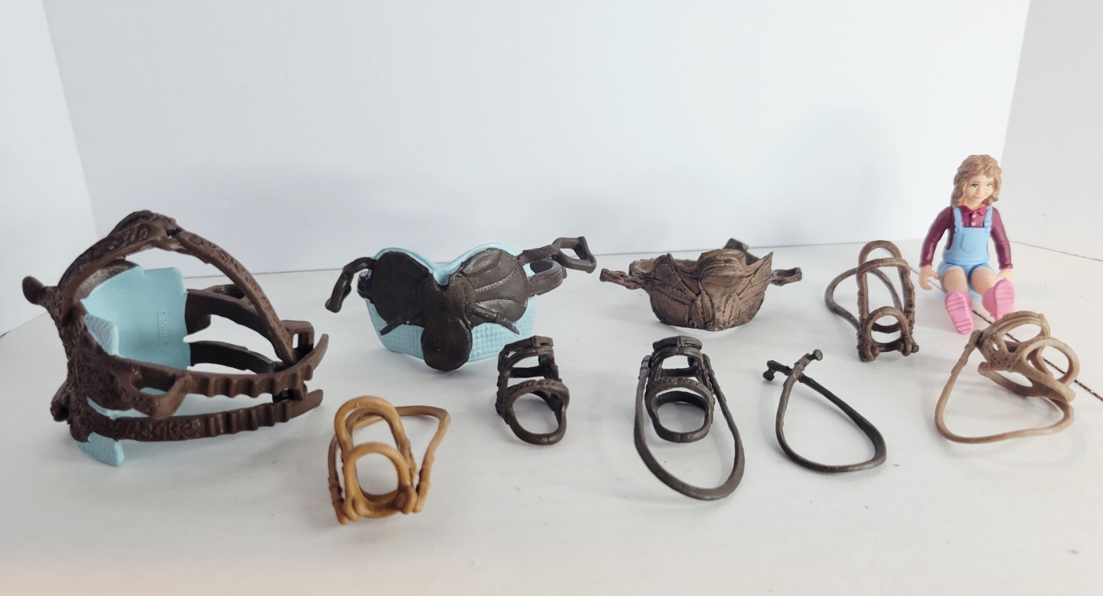 Schleich HORSE SADDLE & BRIDLE Large Lot Tack Saddles Bridle 10 Pieces Girl