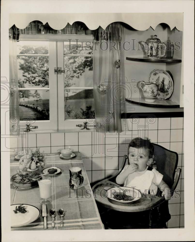 1947 Press Photo Toddler eating lunch designed by Gaynor Maddox - nei26321