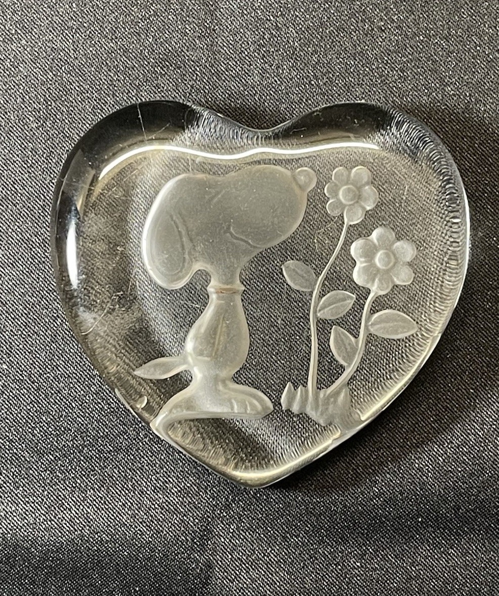 Paperweight. Glass, Snoopy Smelling Flowers New 1958 Schucz Peanuts
