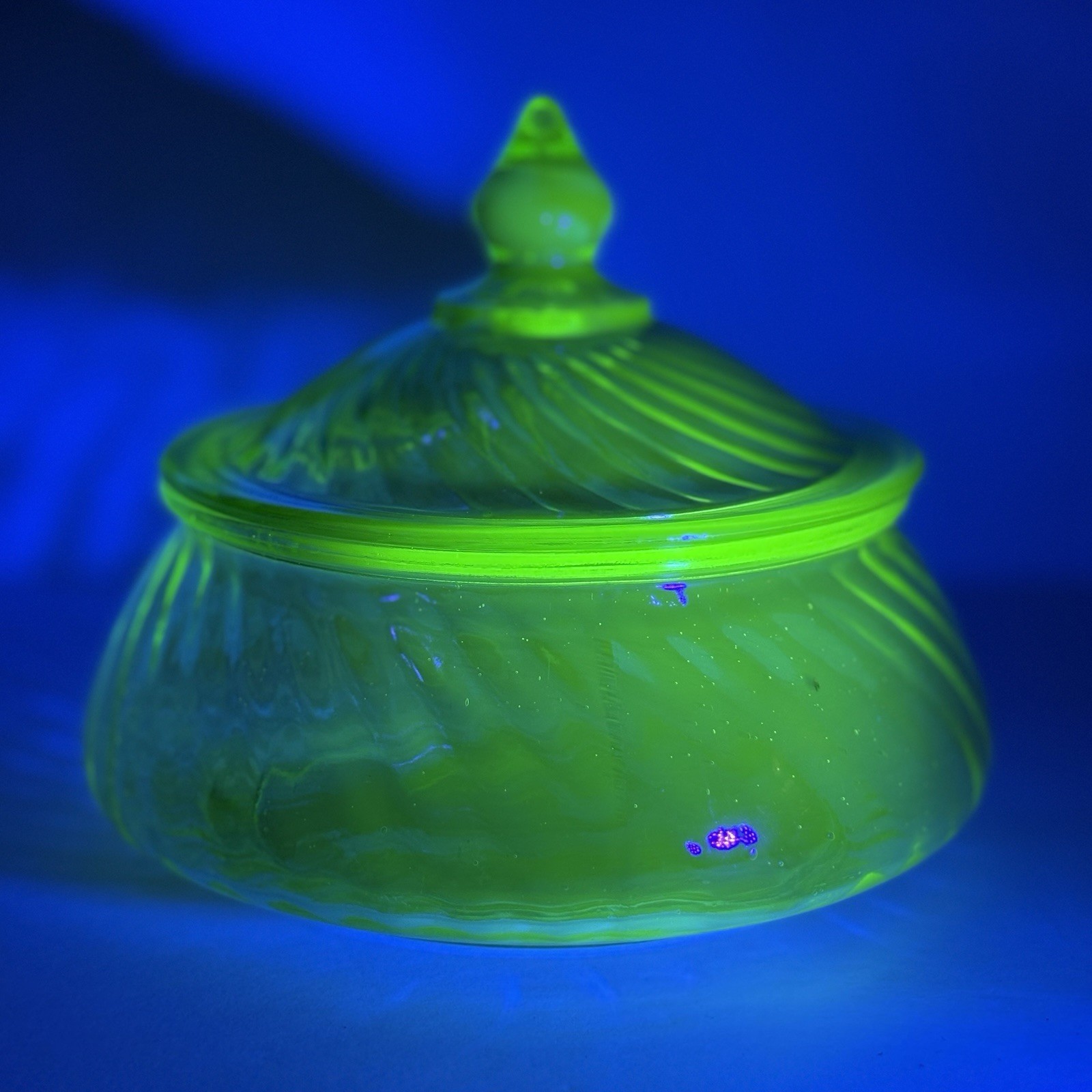 Vtg Uranium/Vaseline Green Glass Lidded Candy Dish Glows Under UV Light