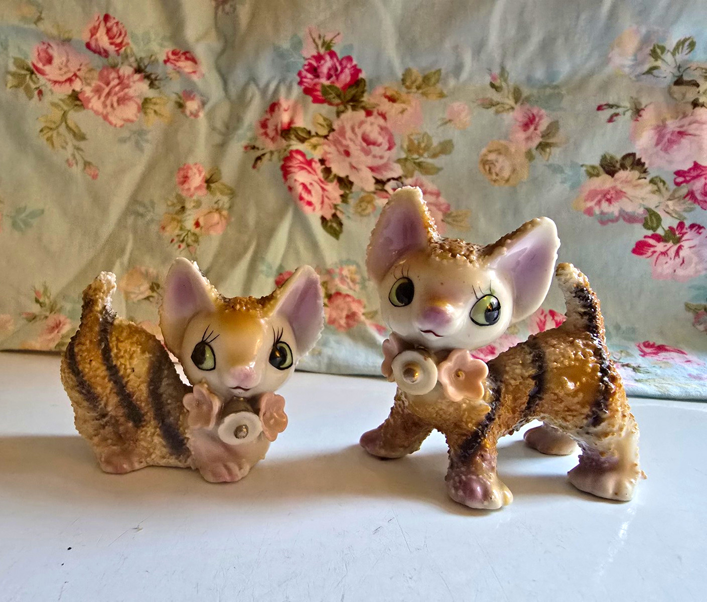 Vintage Kitsch Pair Textured Porcelain Cat Kitten Figurines Pink Bows Flowers