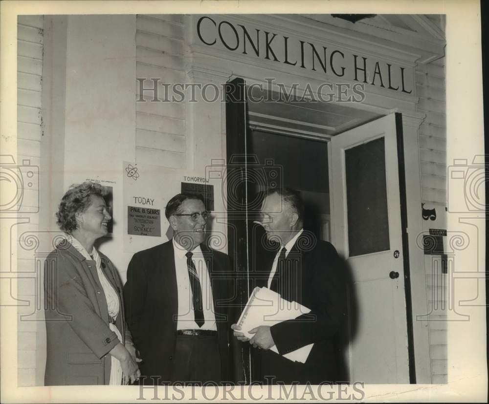 1964 Press Photo Group attends session at Rensselaerville Institute, New York