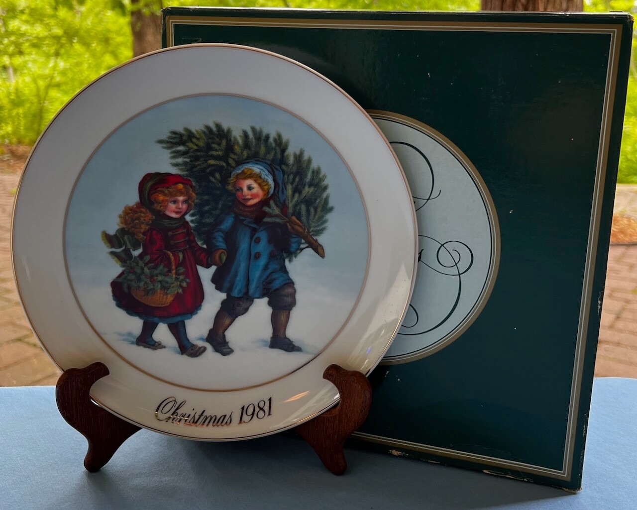 1981 Avon Christmas Memories Plate Keeping the Christmas Tradition 1st Ed w Box