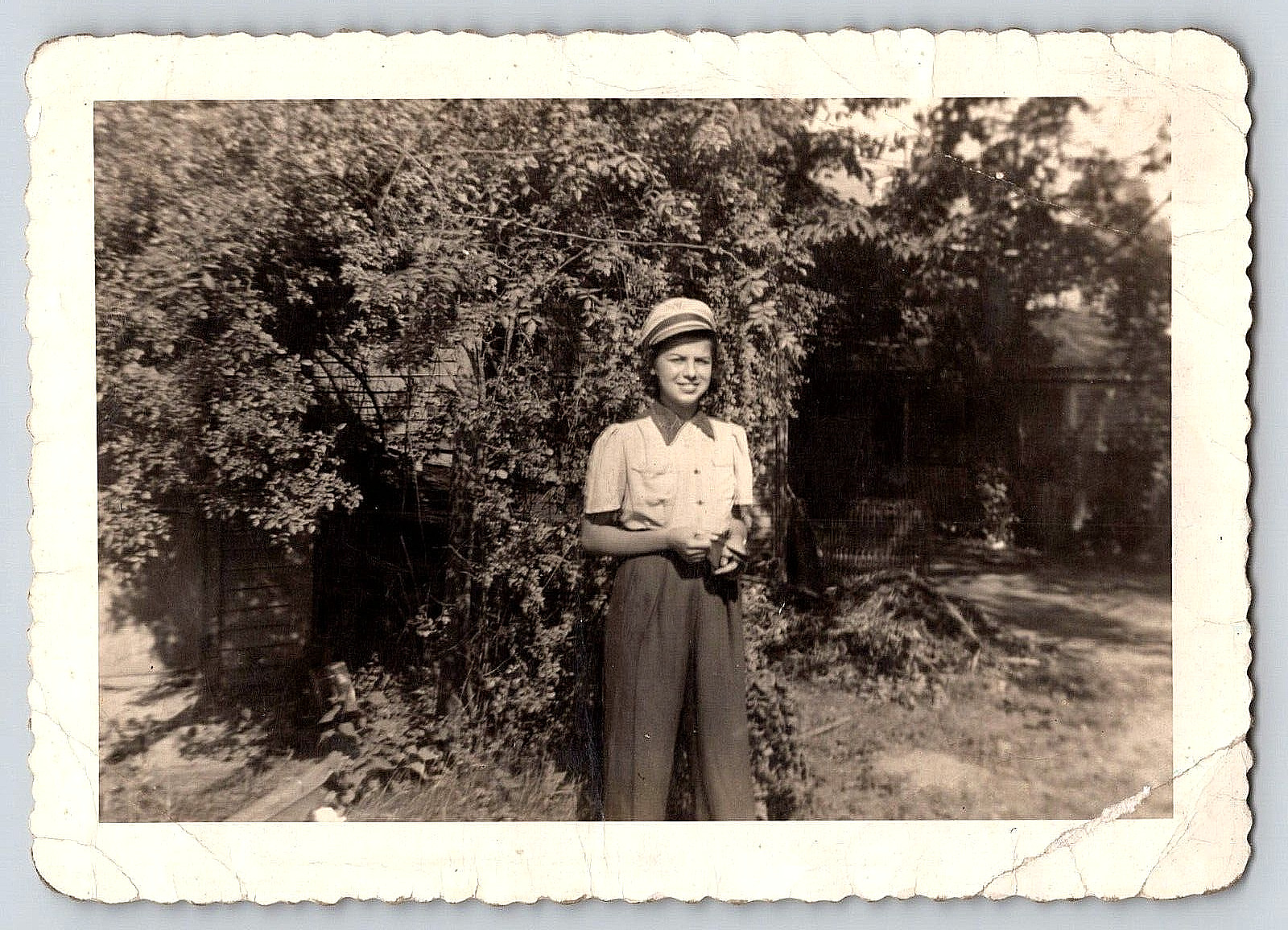 VINTAGE OLD ANTIQUE OUTDOOR PICTURE PHOTO BEAUTIFUL WOMAN LADY GIRL UNIFORM