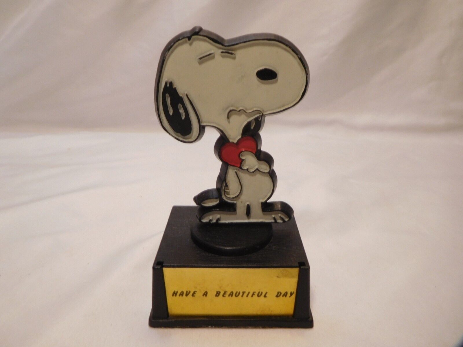 Peanuts Aviva Snoopy Gram Trophy Have A Beautiful Day Snoopy Holding Heart 1966