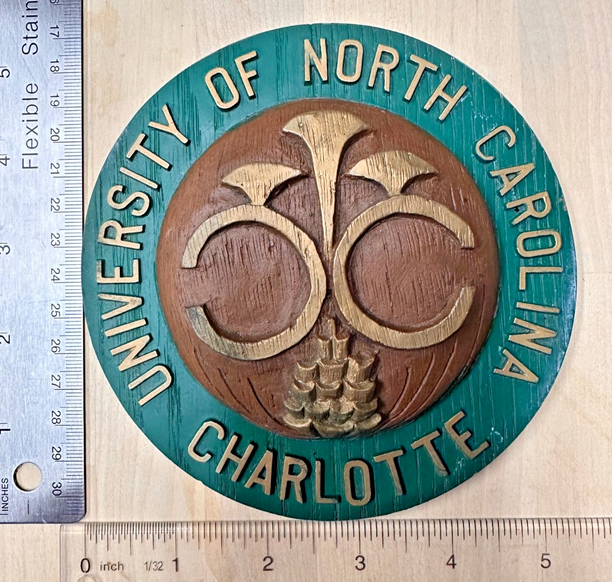 VINTAGE SEAL OF UNIVERSITY OF NORTH CAROLINA - RESIN WOOD GRAIN PLAQUE - UNIQUE