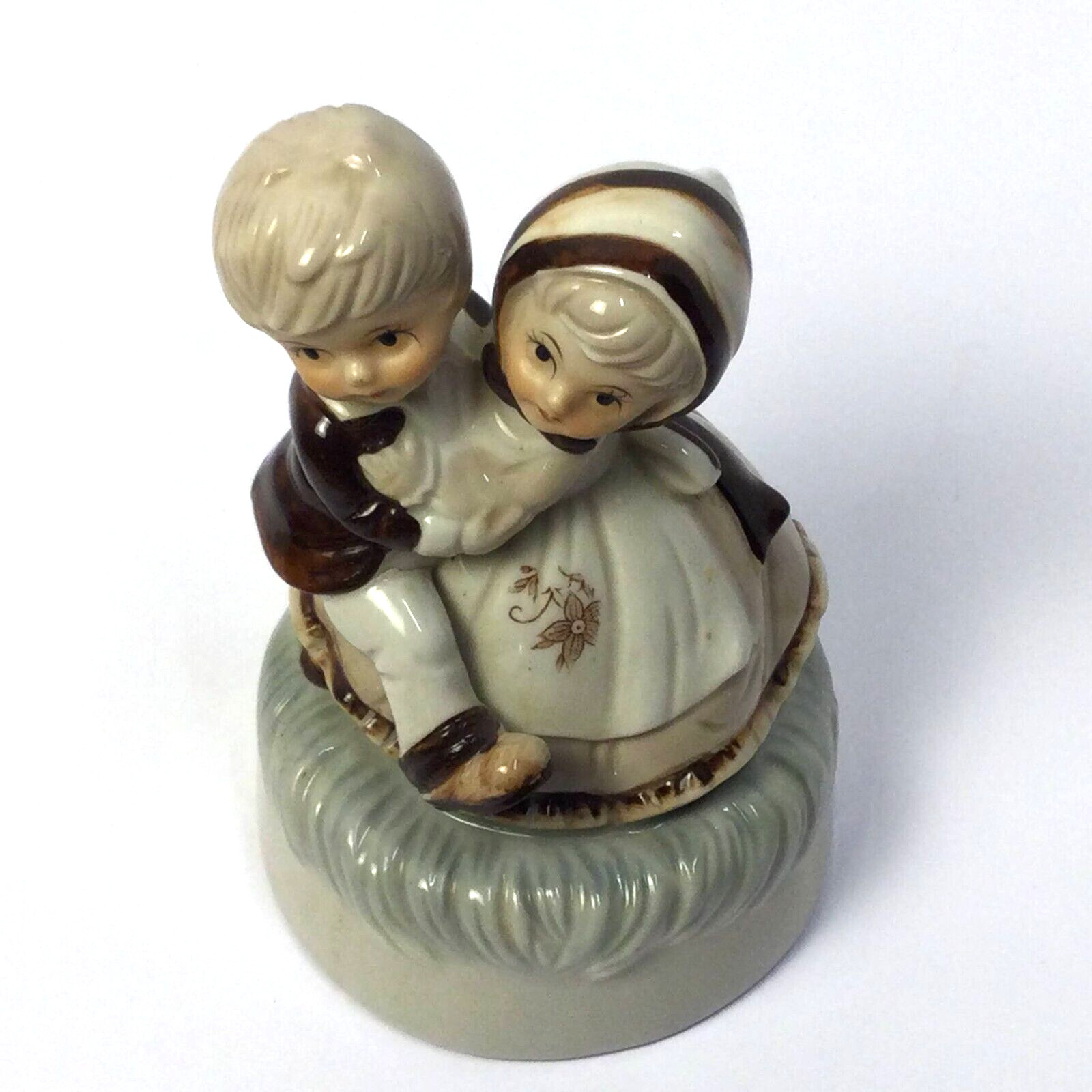 Dutch Boy and Girl Dancing Ceramic Figurine Dutch Boy and Girl Dancing Ceramic Figurine