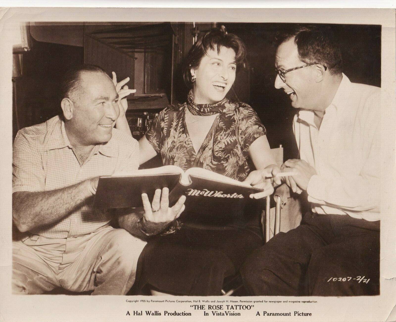 ANNA MAGNANI + HAL WALLIS + DANIEL MANN THE ROSE TATTOO ORIG 1956 PHOTO 10 