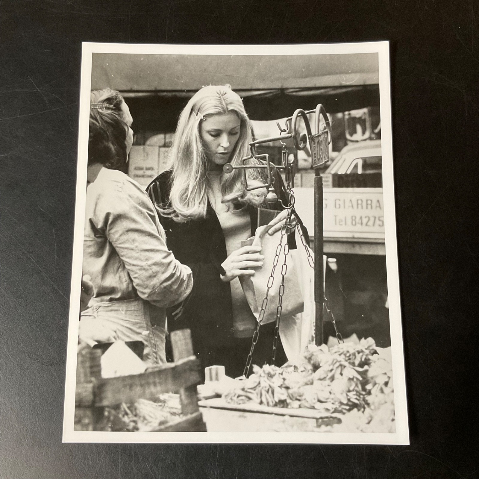 VINTAGE 1960s SHARON TATE SHOPPING ORIGINAL PHOTO 8x10