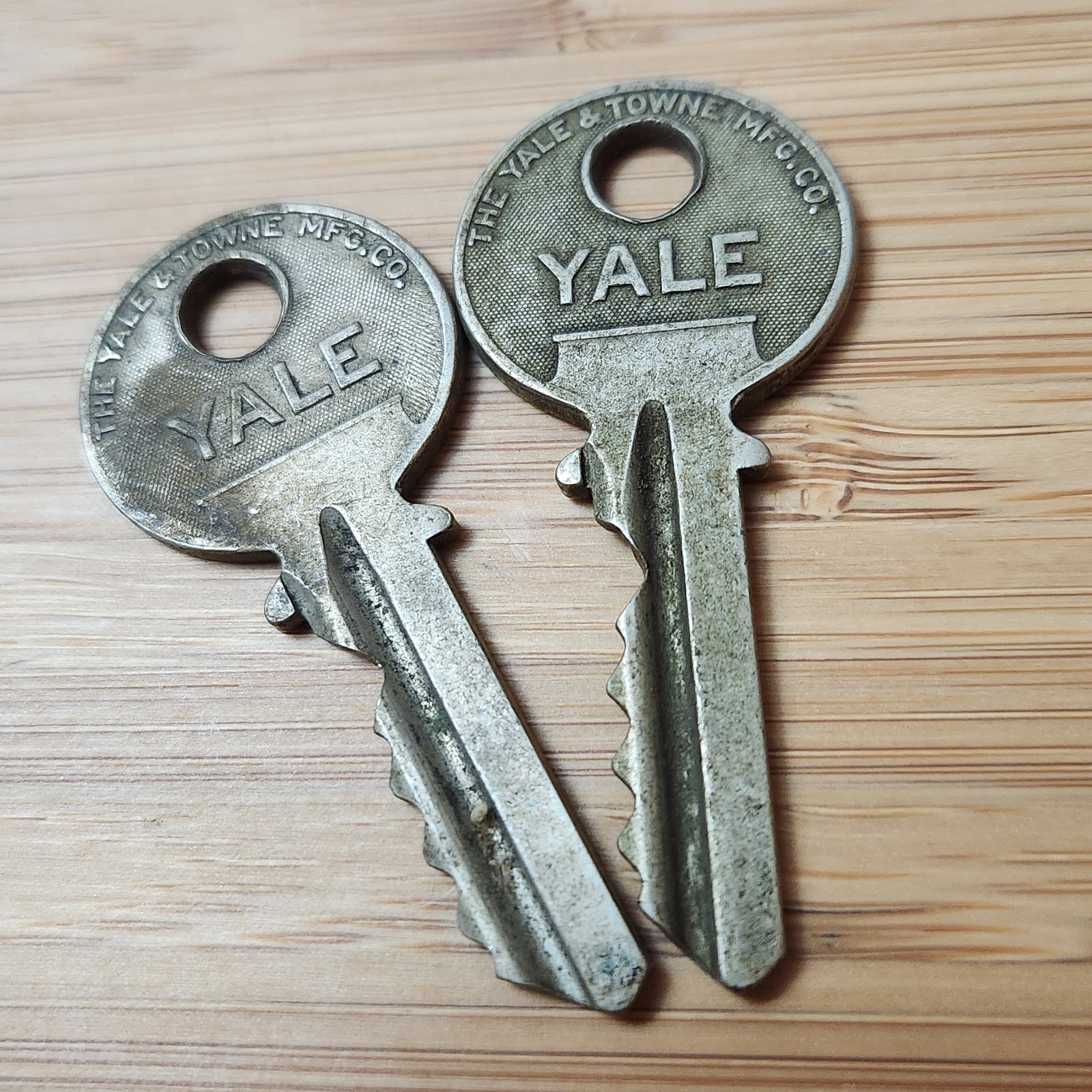 Vintage pr Genuine Yale & Towne Blank Cylinder lock keys 2\