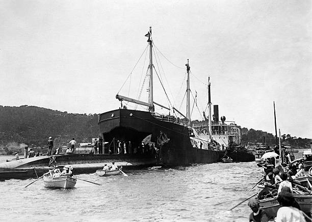 The Peruvian submarine 'Palacios' enters the submarine transport s- 1913 Photo