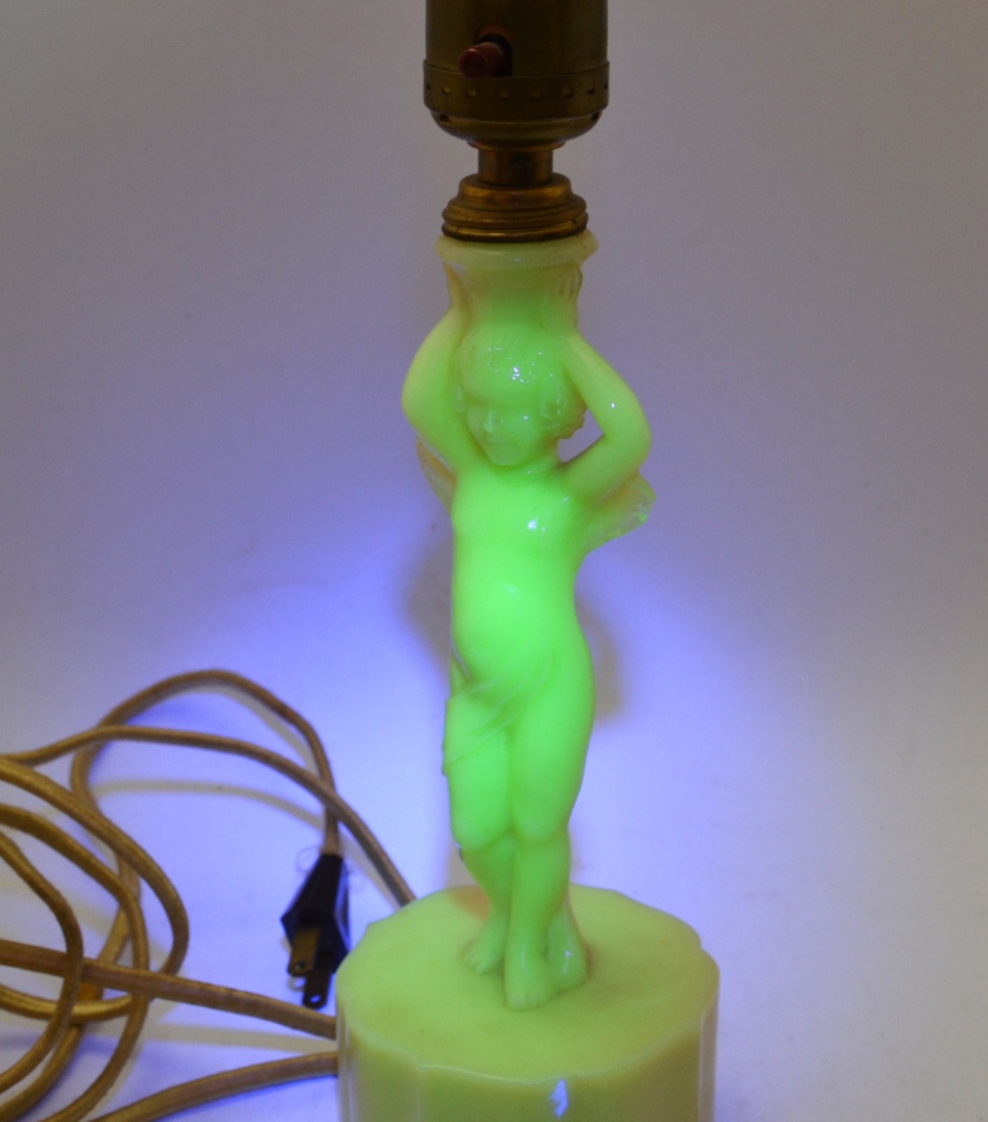 Aladdin Uranium Glass Cherub Angel Cream Glass Boudoir Lamp