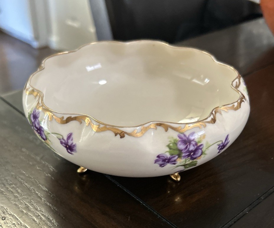 LENEIGE Vintage Porcelain Round Scalloped 4 Footed Bowl With Violets 6