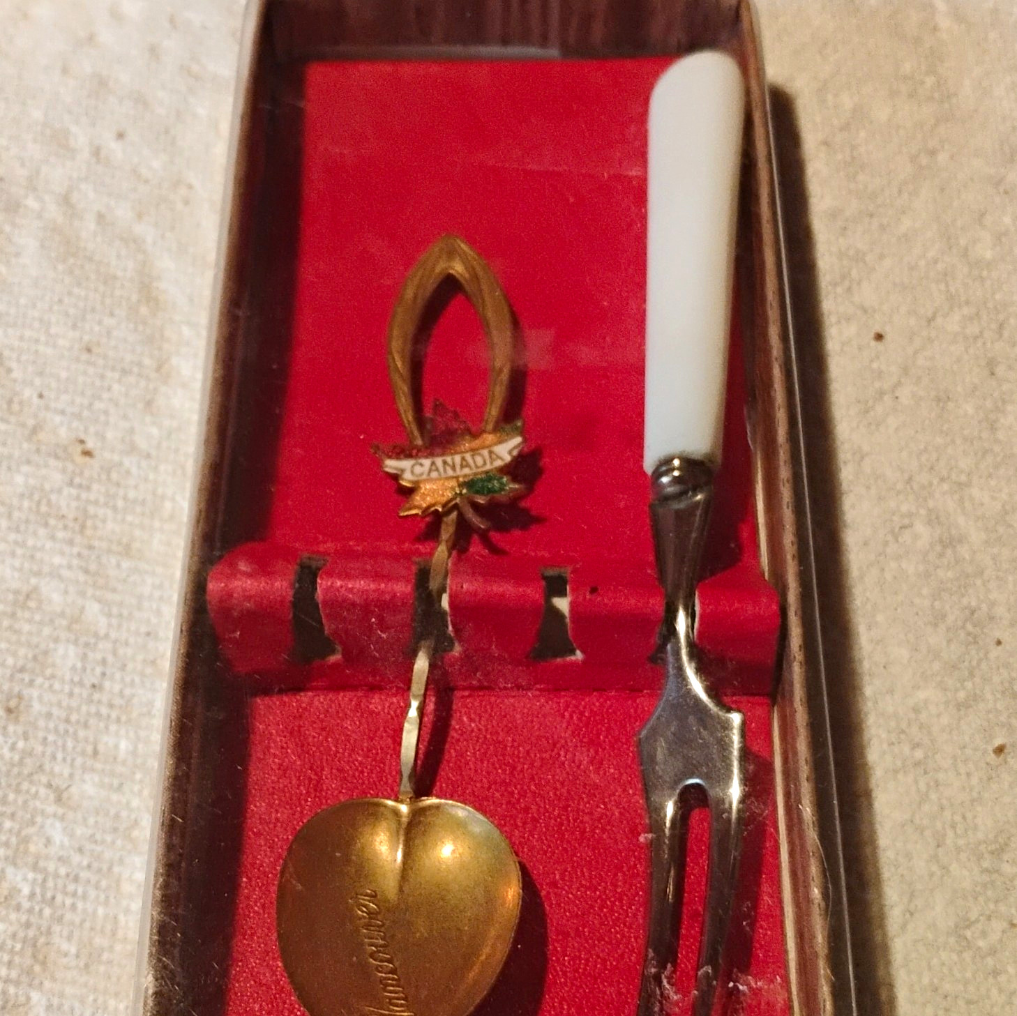 Vintage Canada Engraved Souvenir Spoon & Fork 2pc Set White Handle Red Case