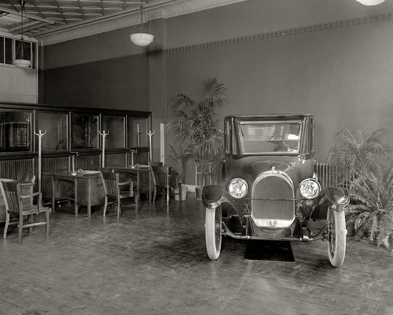 1919 OLDSMOBILE New Car Sales SHOWROOM  Photo  (198-x)