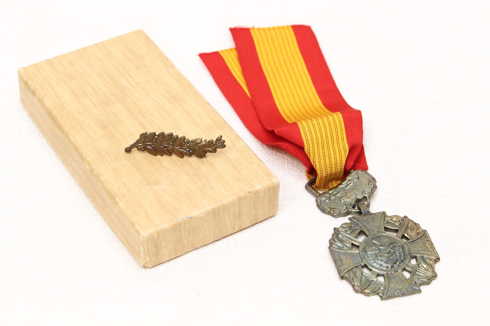 ORIGINAL REPUBLIC OF VIETNAM GALLANTRY CROSS MEDAL WITH PALM PIN UNIT CITATION ORIGINAL REPUBLIC OF VIETNAM GALLANTRY CROSS MEDAL WITH PALM PIN UNIT CITATION