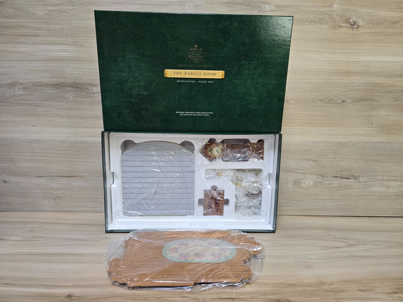 Hallmark Keepsake The Family Room 2002 Studio Ltd Ed-Collectors Club Brand New