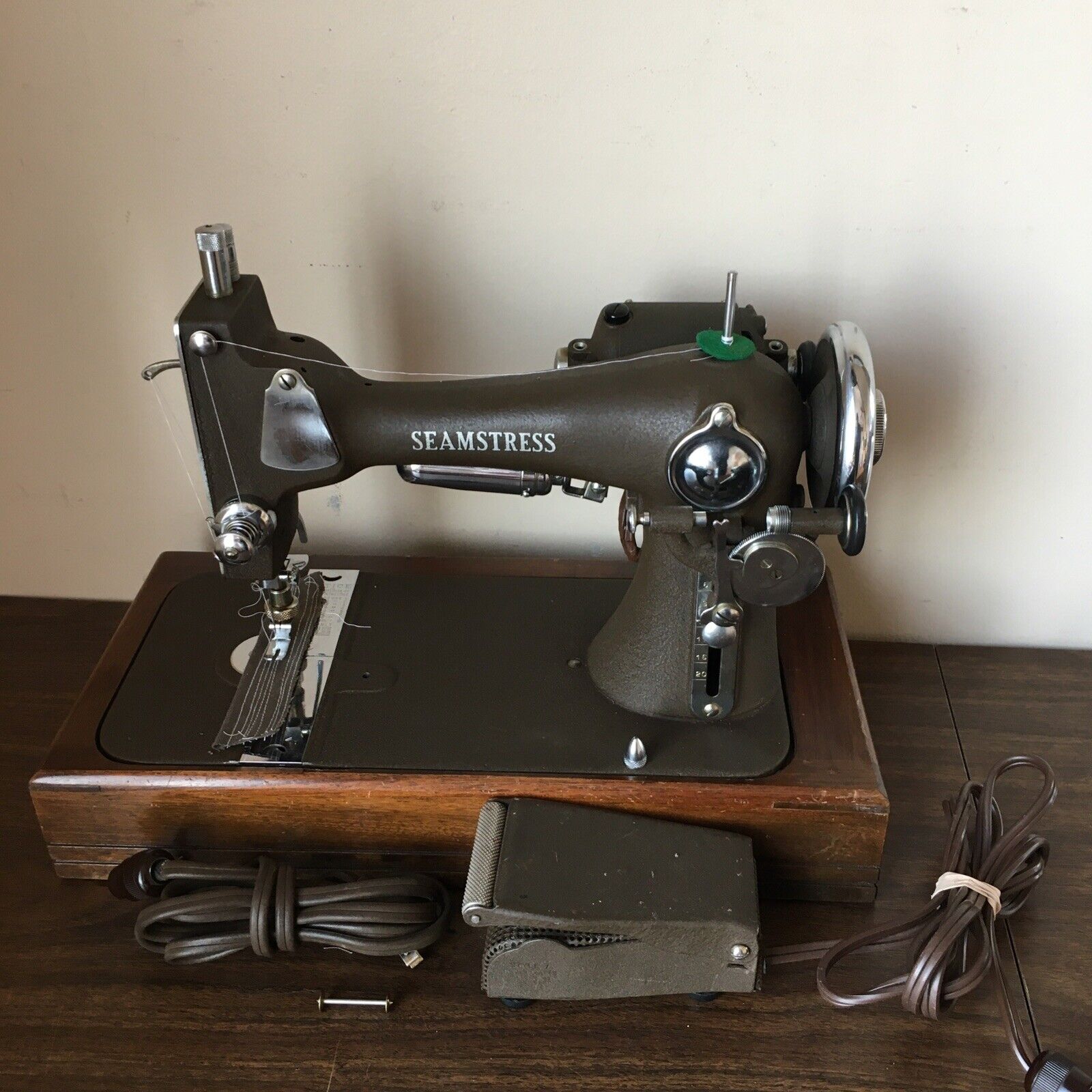 Antique Rotary National Seamstress Sewing Machine Shuffle Bobbin Nice Chrome