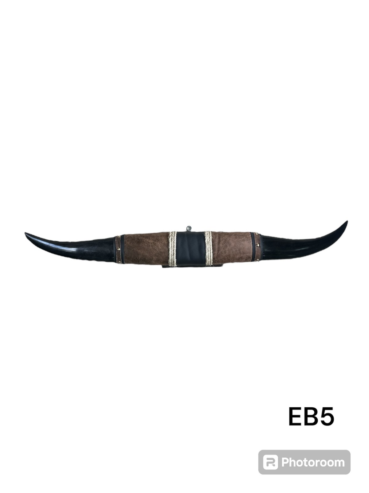 MEDIUM POLISHED MOUNTED HORNS , WITH HANGER , ONE PIECE, TAXIDERMY , 25.5\ MEDIUM POLISHED MOUNTED HORNS , WITH HANGER , ONE PIECE, TAXIDERMY , 25.5\