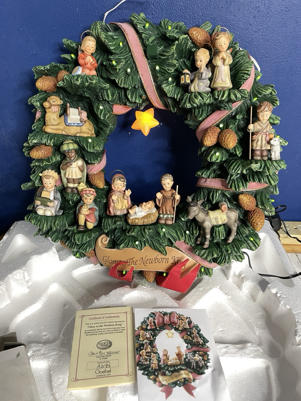 Studio Hummel Goebel Glory To The Newborn KING Lighted Ceramic Nativity Wreath 