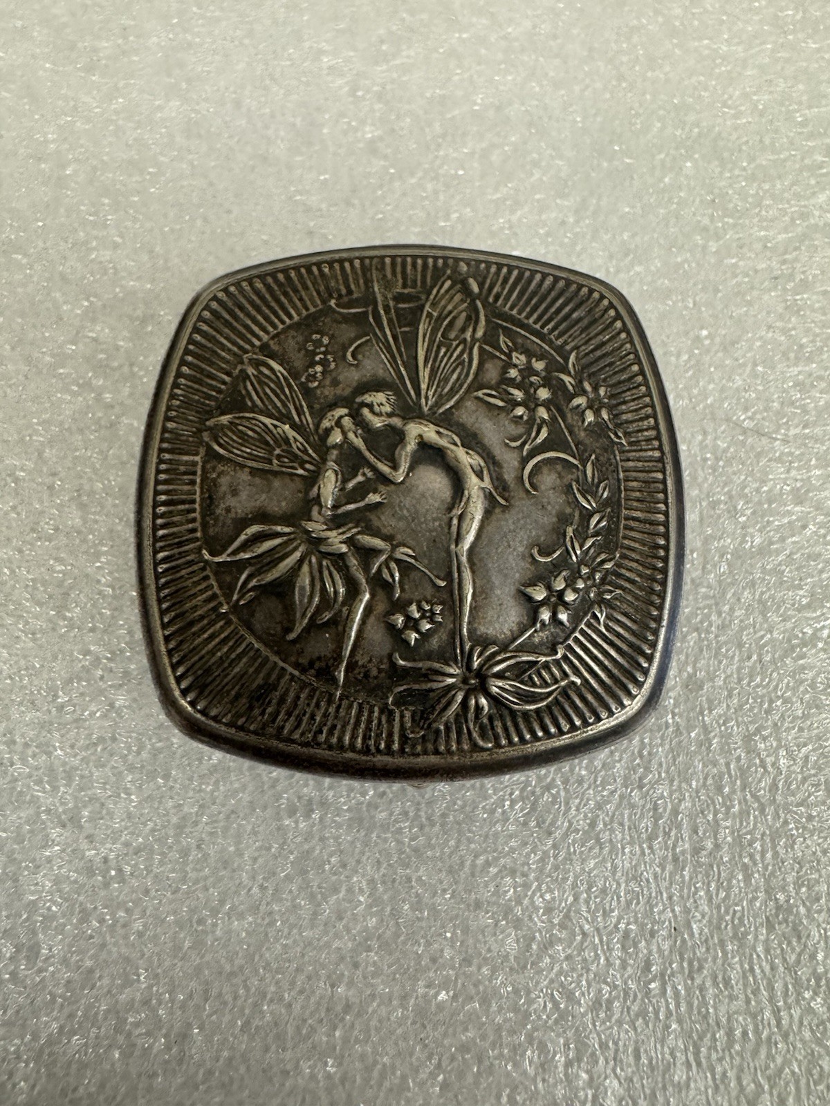 ANTIQUE DJER-KISS MAXFIELD PARRISH SILVER PLATE POWDER COMPACT MIRRORED FAIRIES 