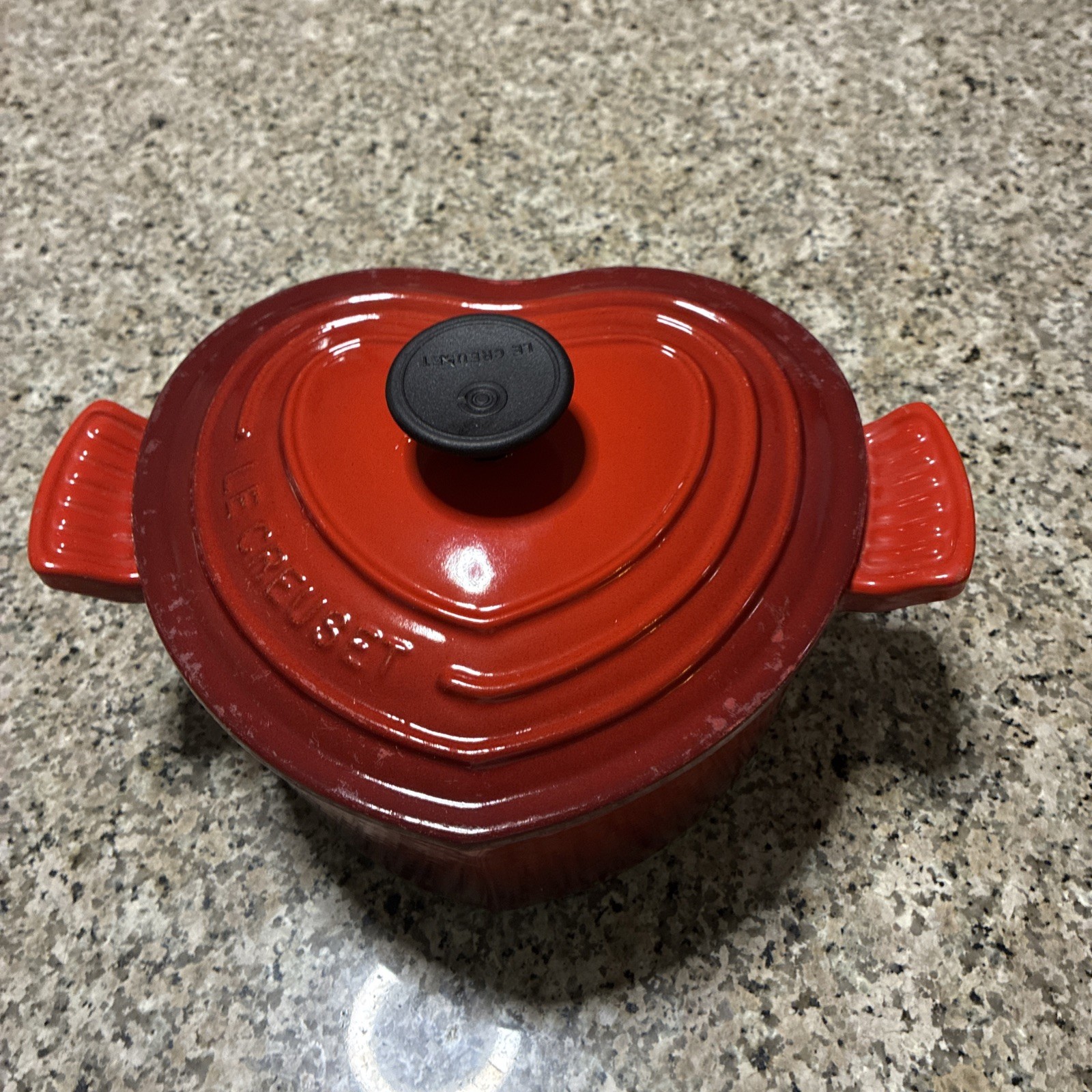 Le Creuset Cerise Red 2-Quart Heart Shaped Cast Iron Dutch Oven 20cm Vintage Le Creuset Cerise Red 2-Quart Heart Shaped Cast Iron Dutch Oven 20cm Vintage