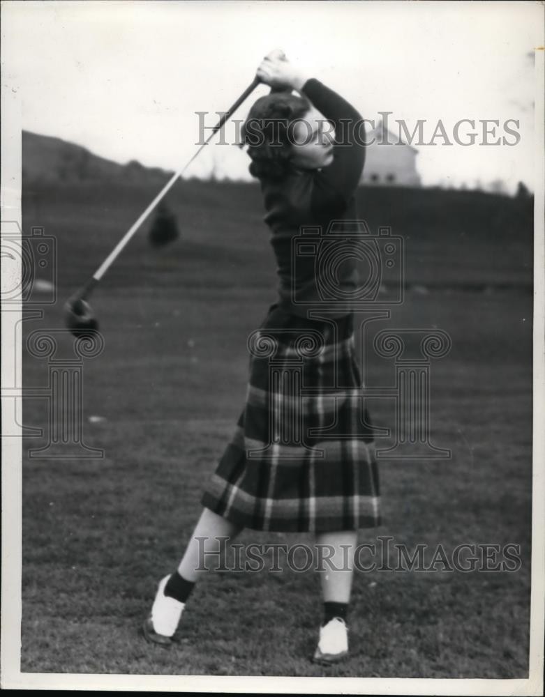 1938 Press Photo Miss Janet Shock teeing off on course - net25608