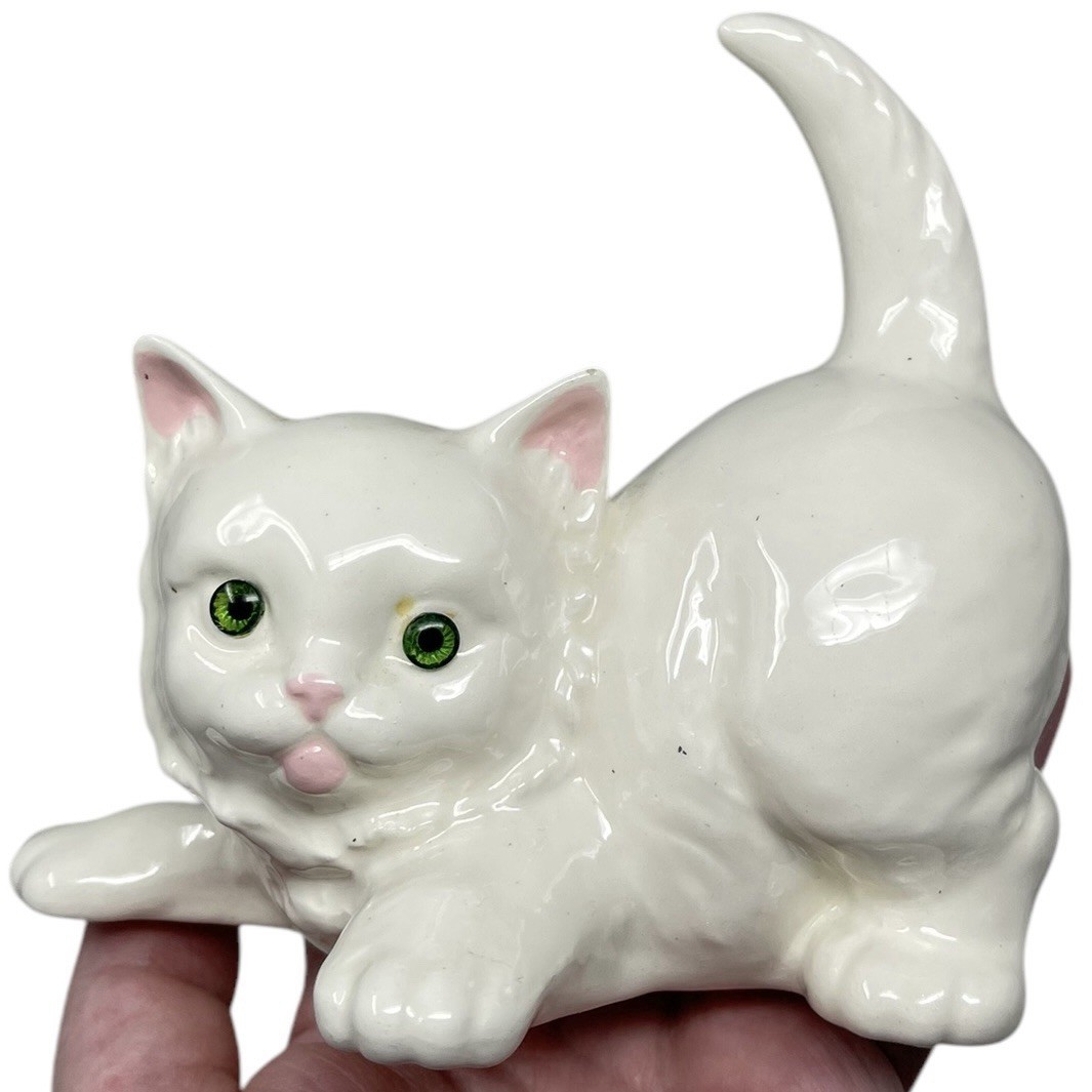 Vintage Signed 1969 Holland Mold Playful White Ceramic Cat With Green Eyes