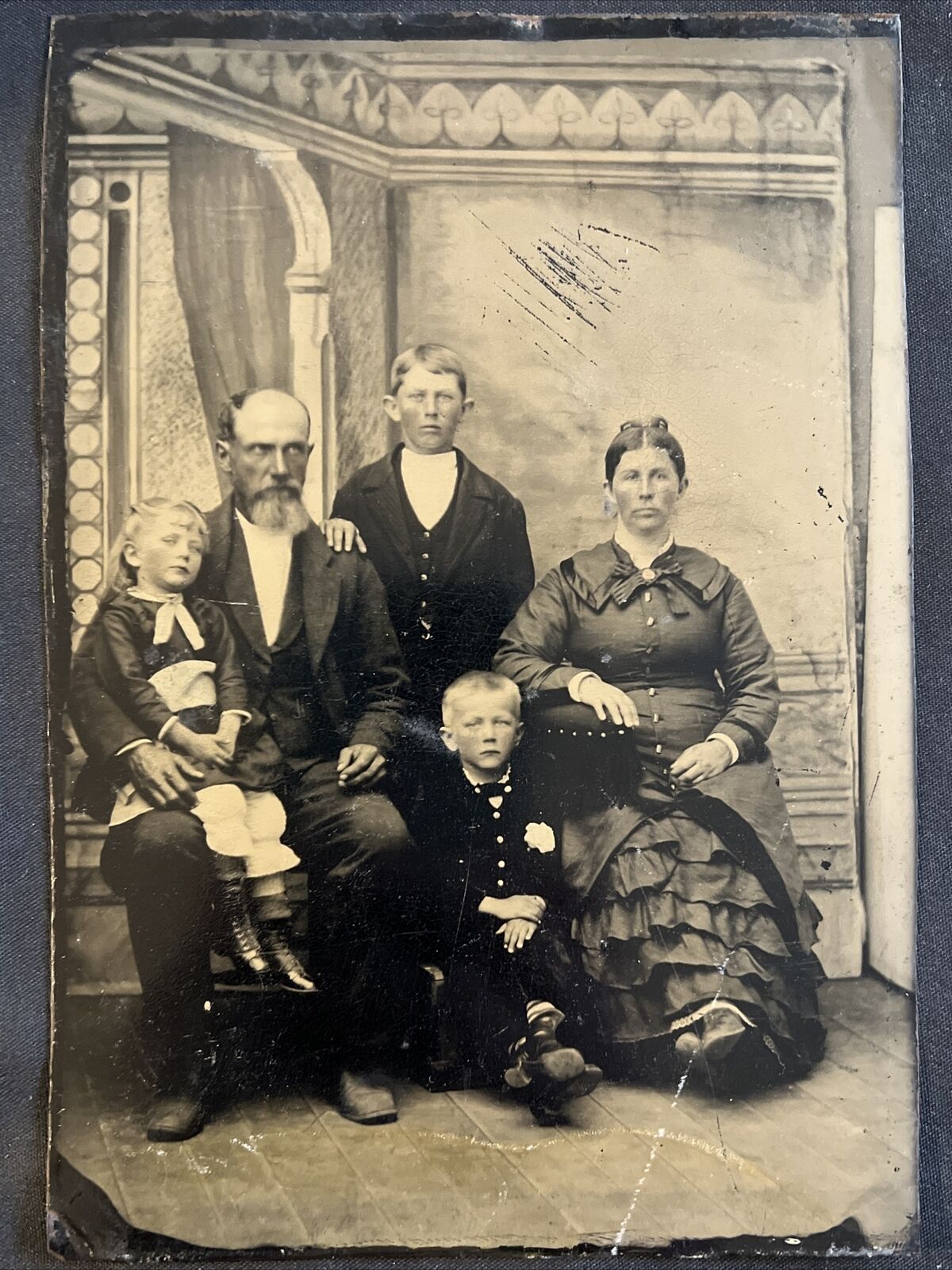 Lovely 1870s Antique Tintype Photo Family of 5 Group Portrait large 5x7 Tin Type