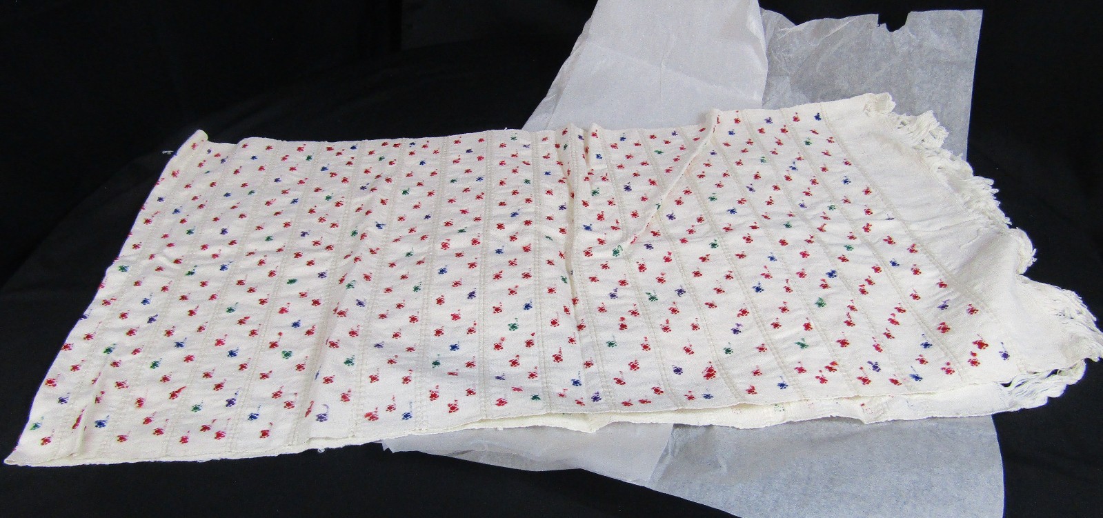 VINTAGE 1970's HAND SPUN HAND LOOMED CHIAPAS MEXICAN TABLE RUNNER WHITE RED GRN VINTAGE 1970's HAND SPUN HAND LOOMED CHIAPAS MEXICAN TABLE RUNNER WHITE RED GRN