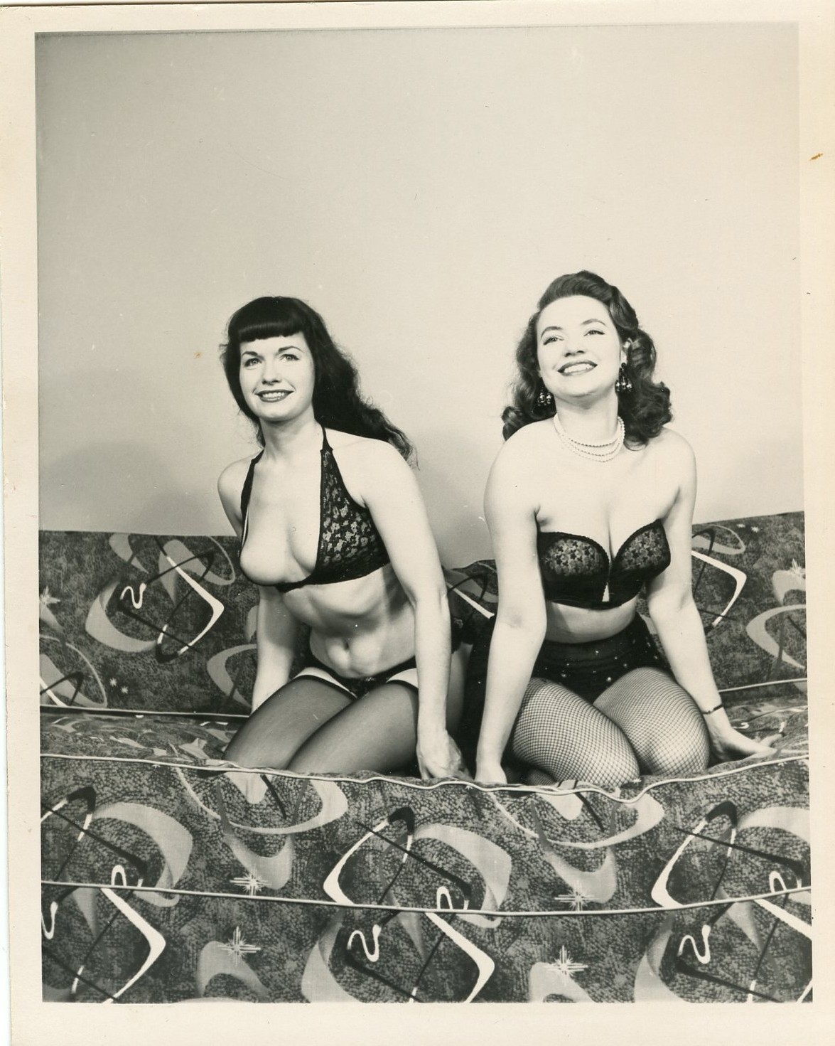 RARE BETTIE PAGE AND JUNE KING ON THE ATOMIC COUCH VINTAGE 1956 5 x 4 PHOTOGRAPH