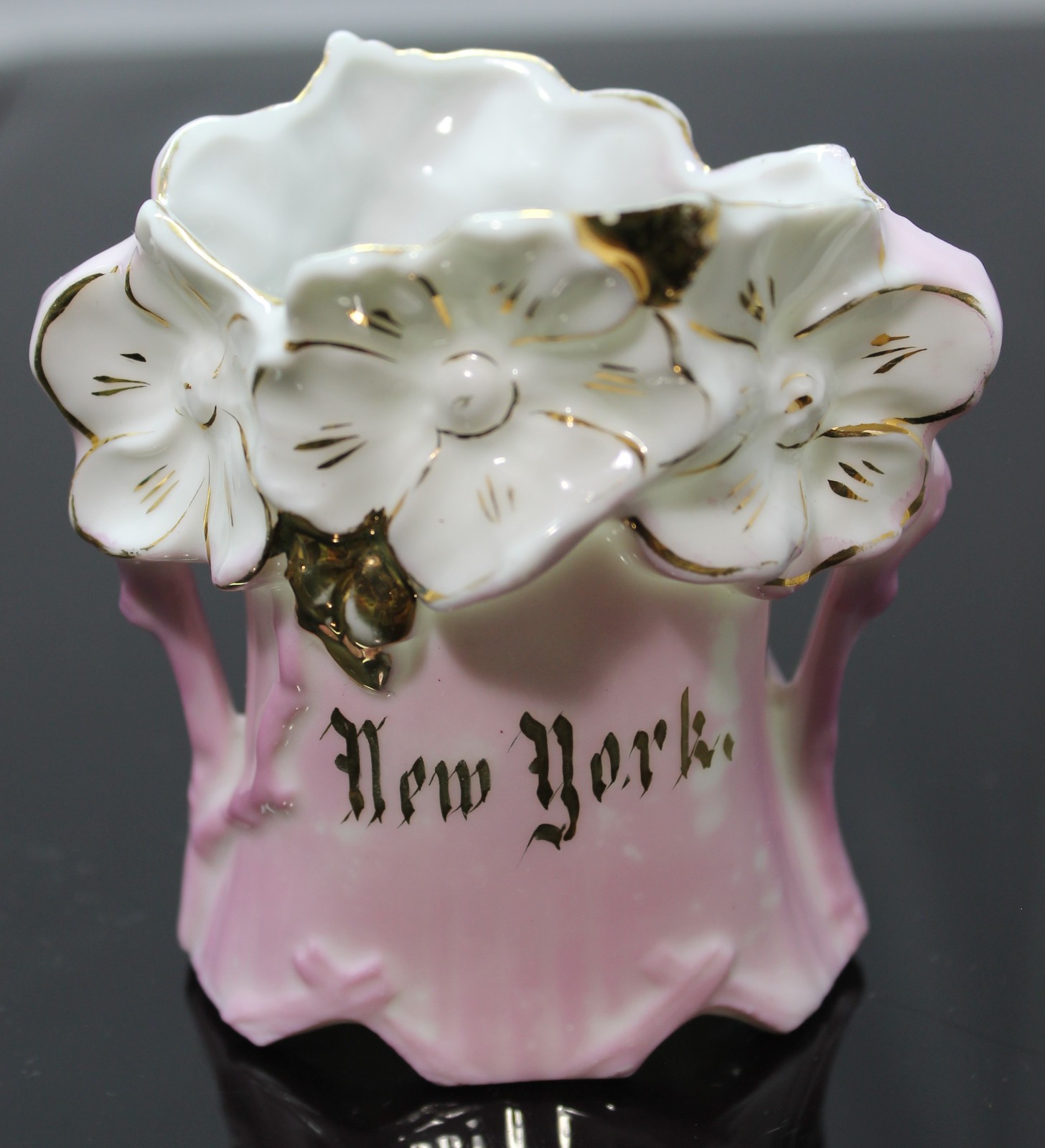 Vintage  PINK LUSTER PORCELAIN VASE  Souvenir NEW YORK  Gold Trim 3.75\